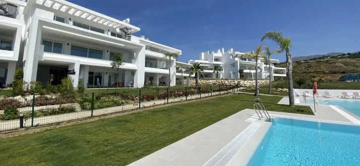 Sale of middle floor apartment in Casares 2