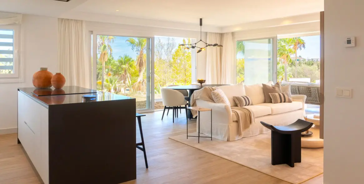 Sale of middle floor apartment in Casares 6