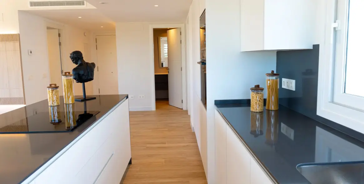 Sale of middle floor apartment in Casares 9