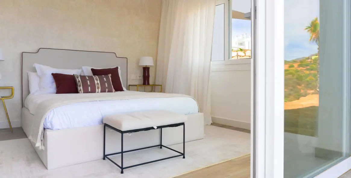 Sale of middle floor apartment in Casares 11