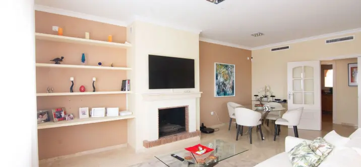 Sale of middle floor apartment in La Mairena 2