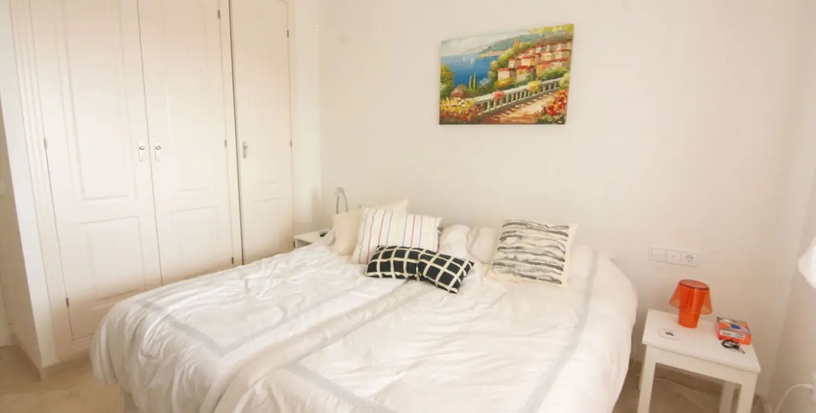 Sale of middle floor apartment in La Mairena 4