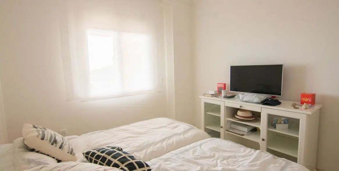 Sale of middle floor apartment in La Mairena 10