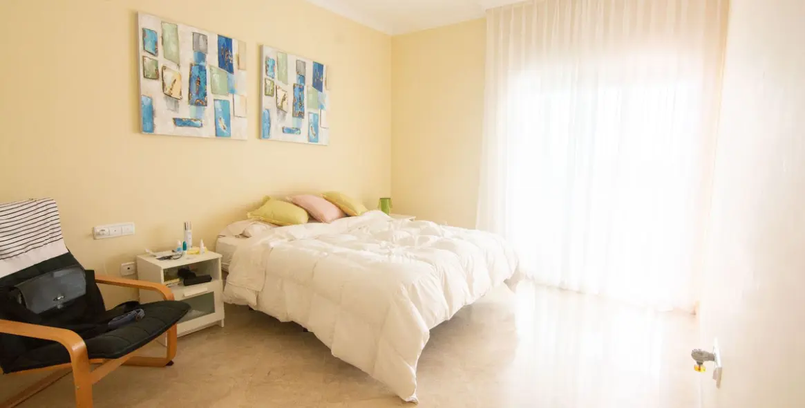 Sale of middle floor apartment in La Mairena 13