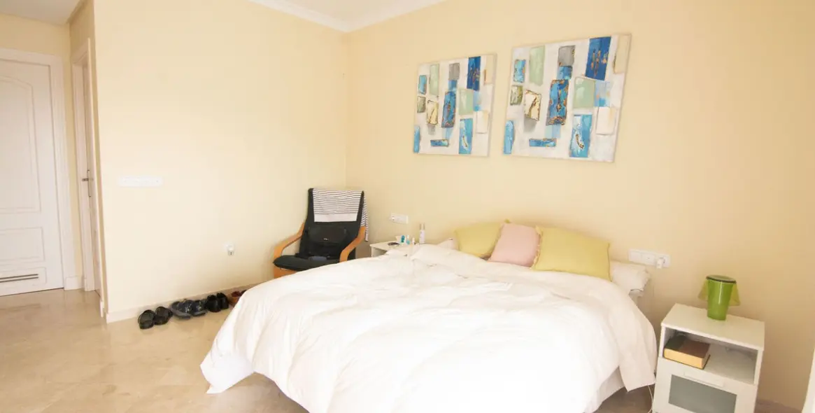 Sale of middle floor apartment in La Mairena 14