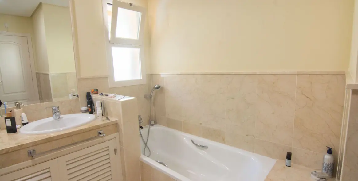 Sale of middle floor apartment in La Mairena 18