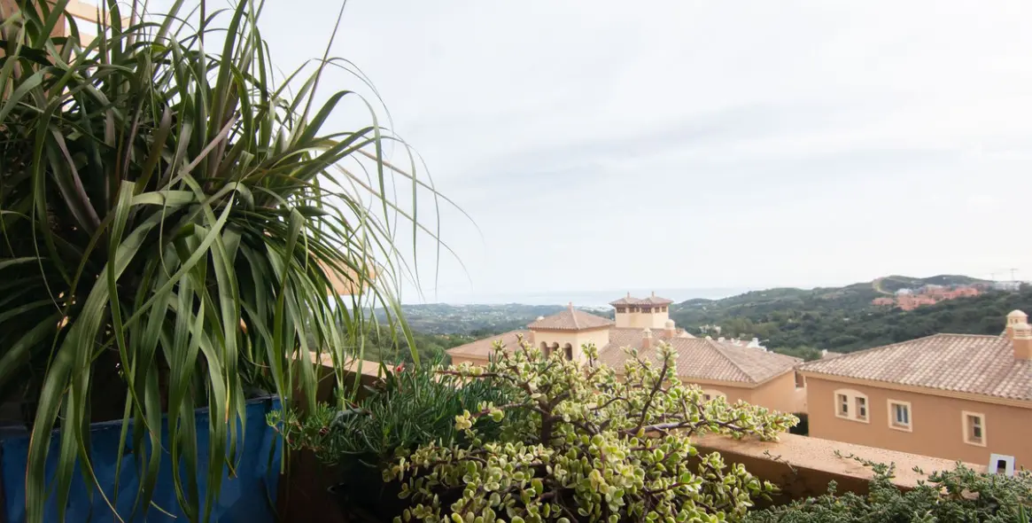 Sale of middle floor apartment in La Mairena 23