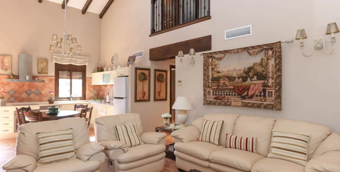 Sale of detached villa in Guaro 4