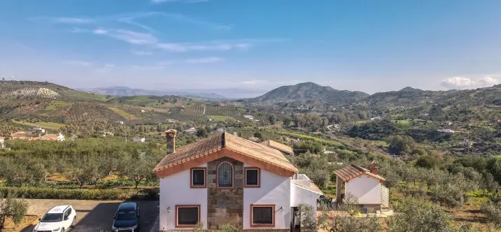 Sale of detached villa in Guaro 4