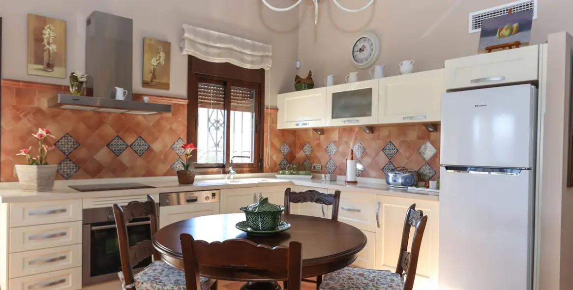 Sale of detached villa in Guaro 7