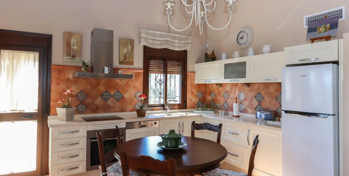 Sale of detached villa in Guaro 12