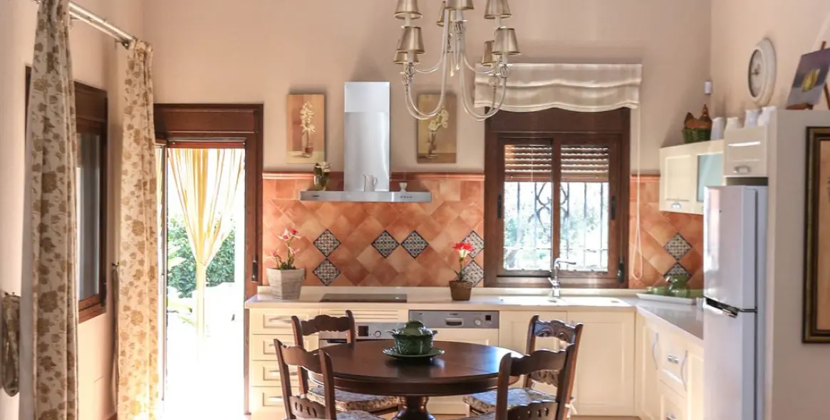 Sale of detached villa in Guaro 13