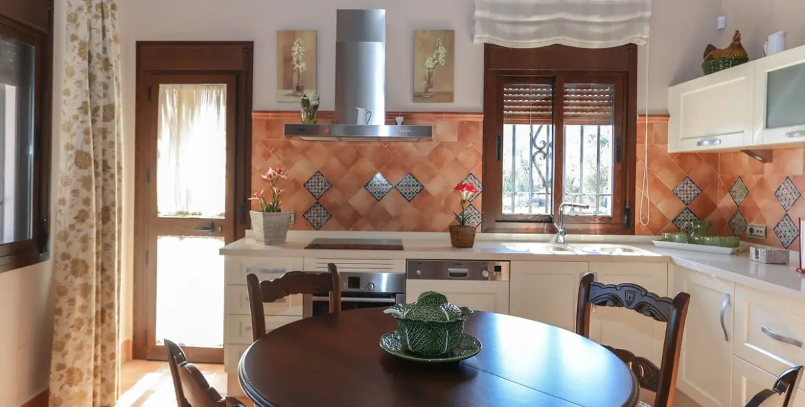 Sale of detached villa in Guaro 14