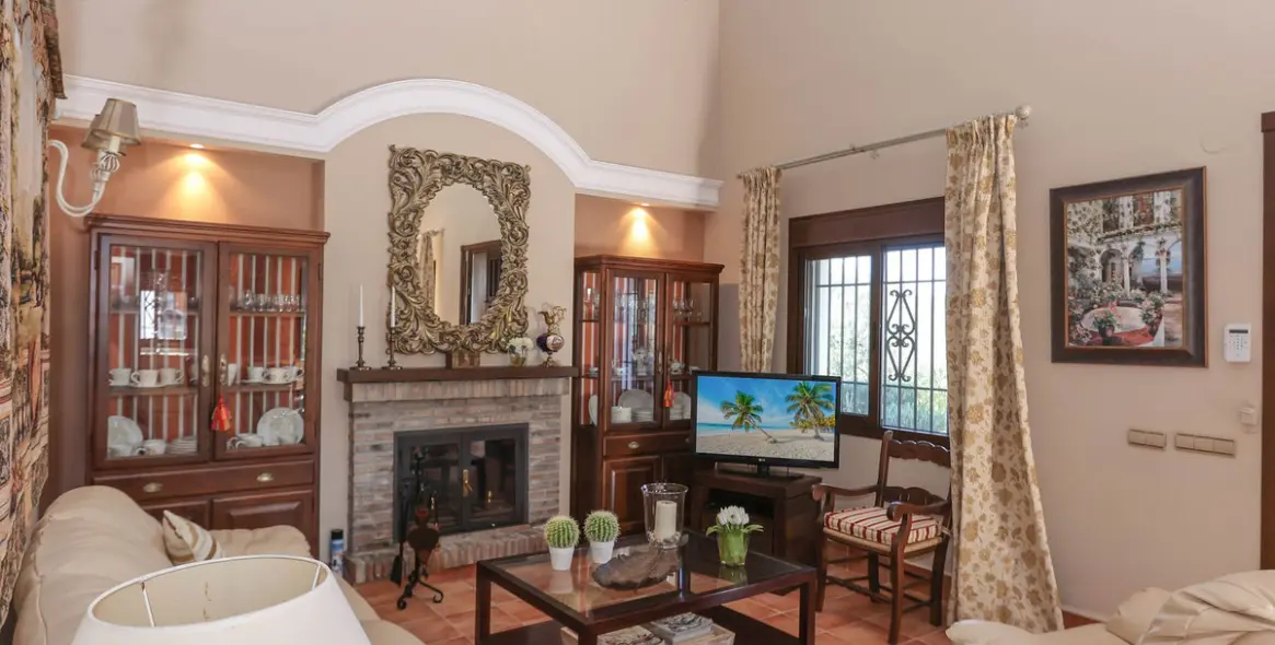 Sale of detached villa in Guaro 15