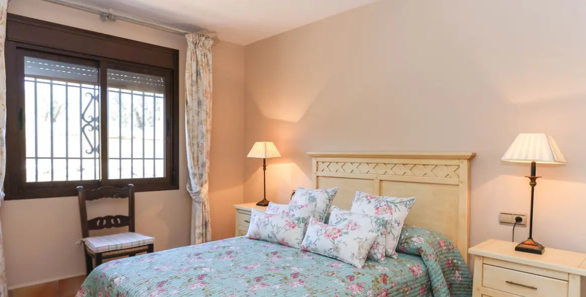 Продажа  отдельно стоящей виллы в Guaro 24