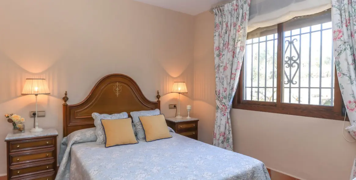 Продажа  отдельно стоящей виллы в Guaro 28