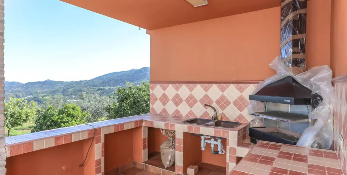 Продажа  отдельно стоящей виллы в Guaro 38