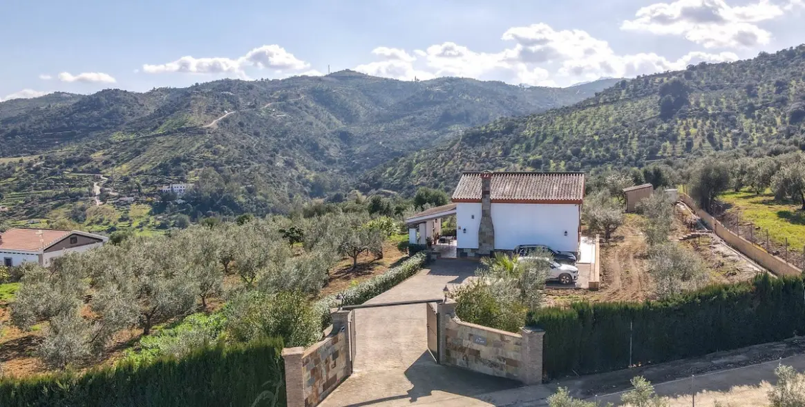 Продажа  отдельно стоящей виллы в Guaro 52