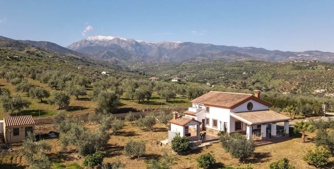 Продажа  отдельно стоящей виллы в Guaro 54