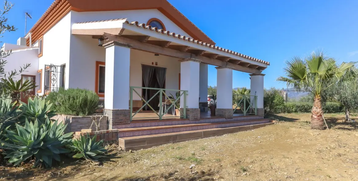 Продажа  отдельно стоящей виллы в Guaro 72