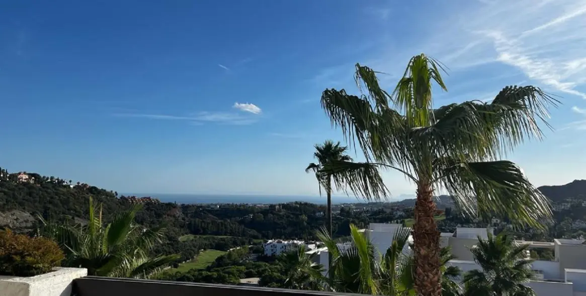 Sale of middle floor apartment in Benahavís 1