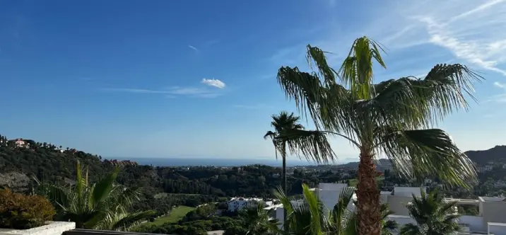 Sale of middle floor apartment in Benahavís 0