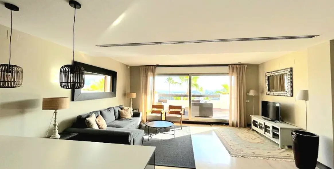 Sale of middle floor apartment in Benahavís 4