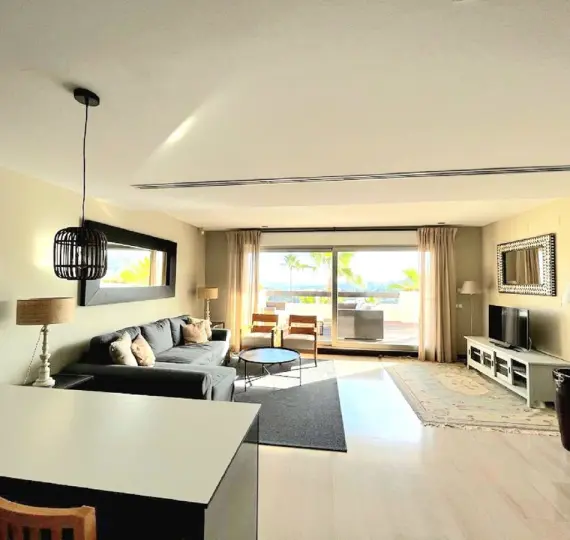 Sale of middle floor apartment in Benahavís