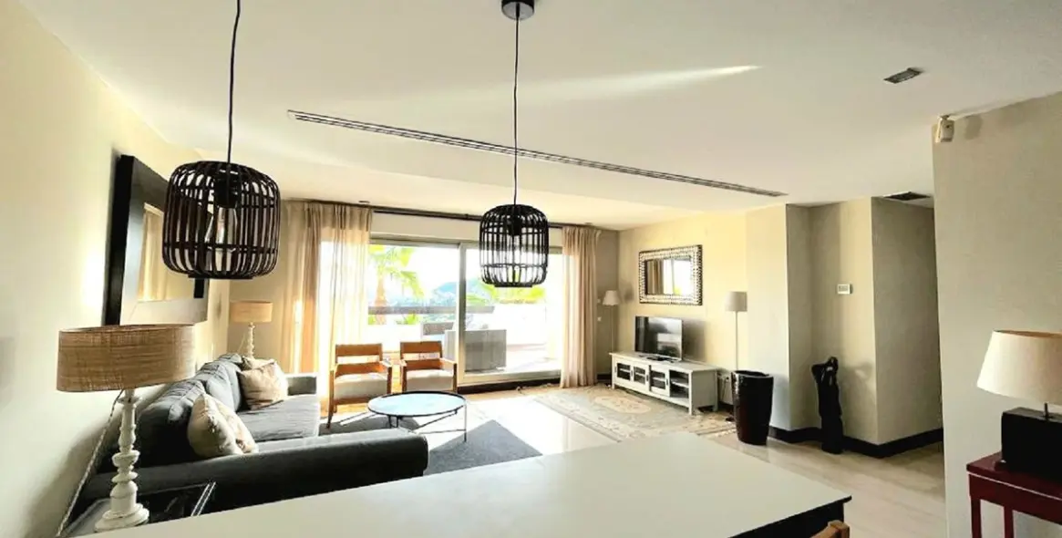 Sale of middle floor apartment in Benahavís 5