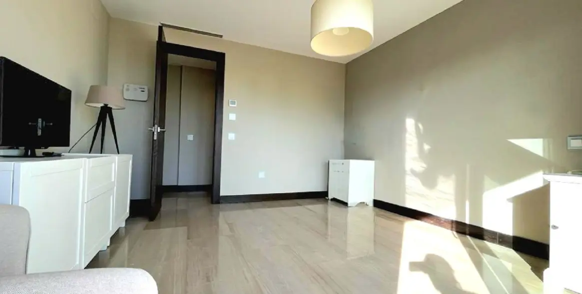 Sale of middle floor apartment in Benahavís 10