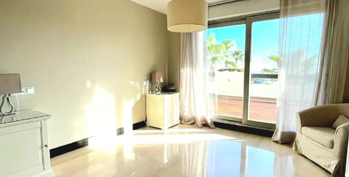 Sale of middle floor apartment in Benahavís 11