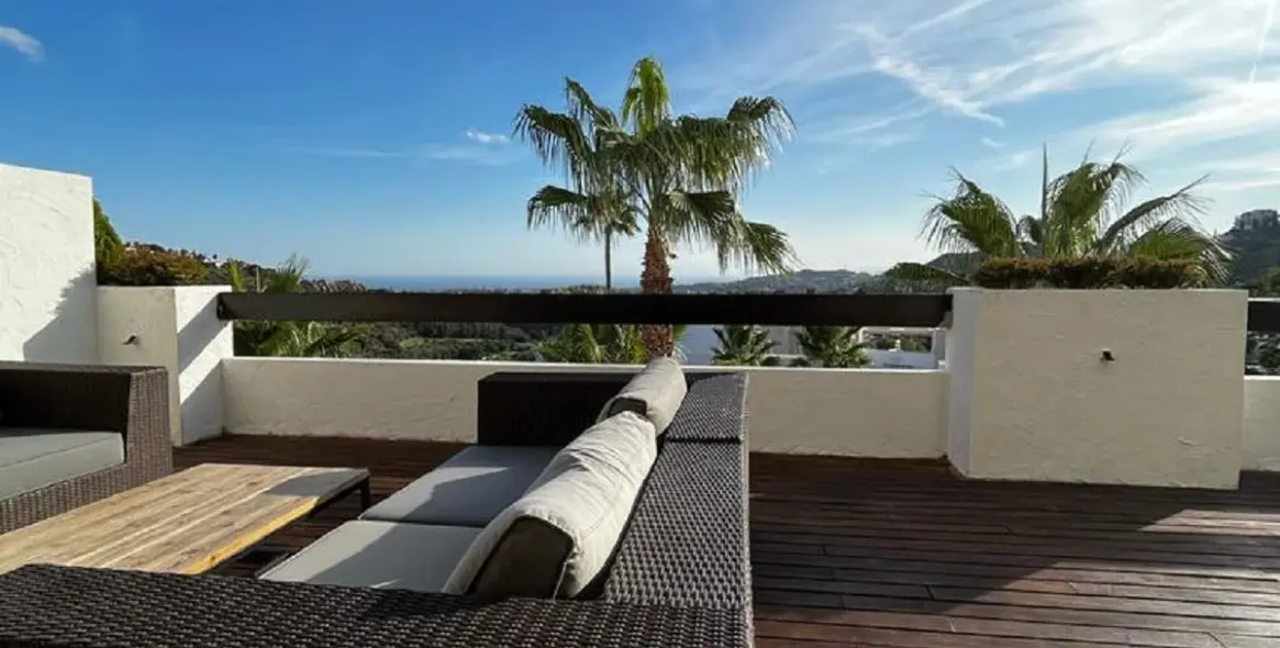 Sale of middle floor apartment in Benahavís 16