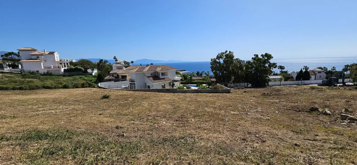 Sale of residential plot in Punta Chullera 2