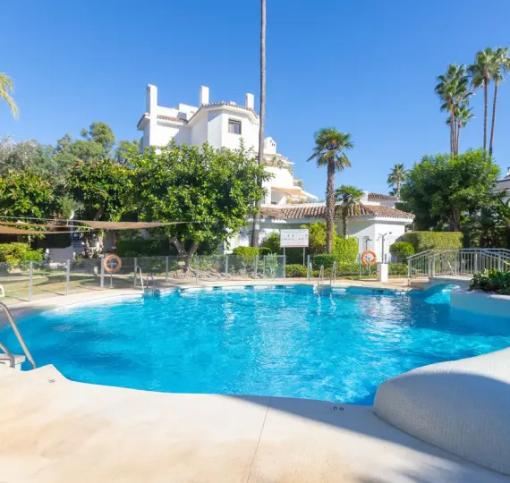 Sale of middle floor apartment in Elviria