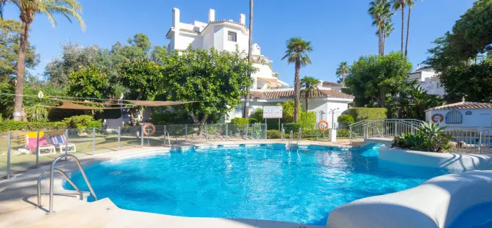 Sale of middle floor apartment in Elviria 0