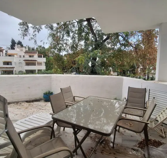Sale of middle floor apartment in Elviria
