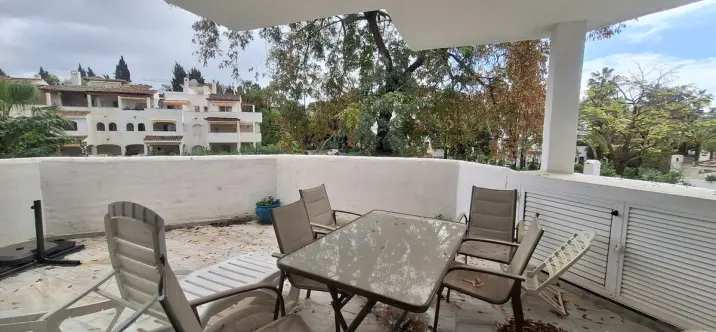 Sale of middle floor apartment in Elviria 1