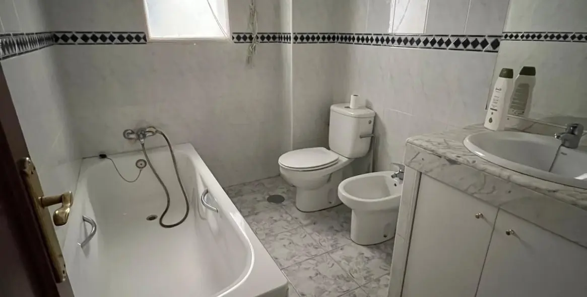 Sale of middle floor apartment in Málaga Centro 5