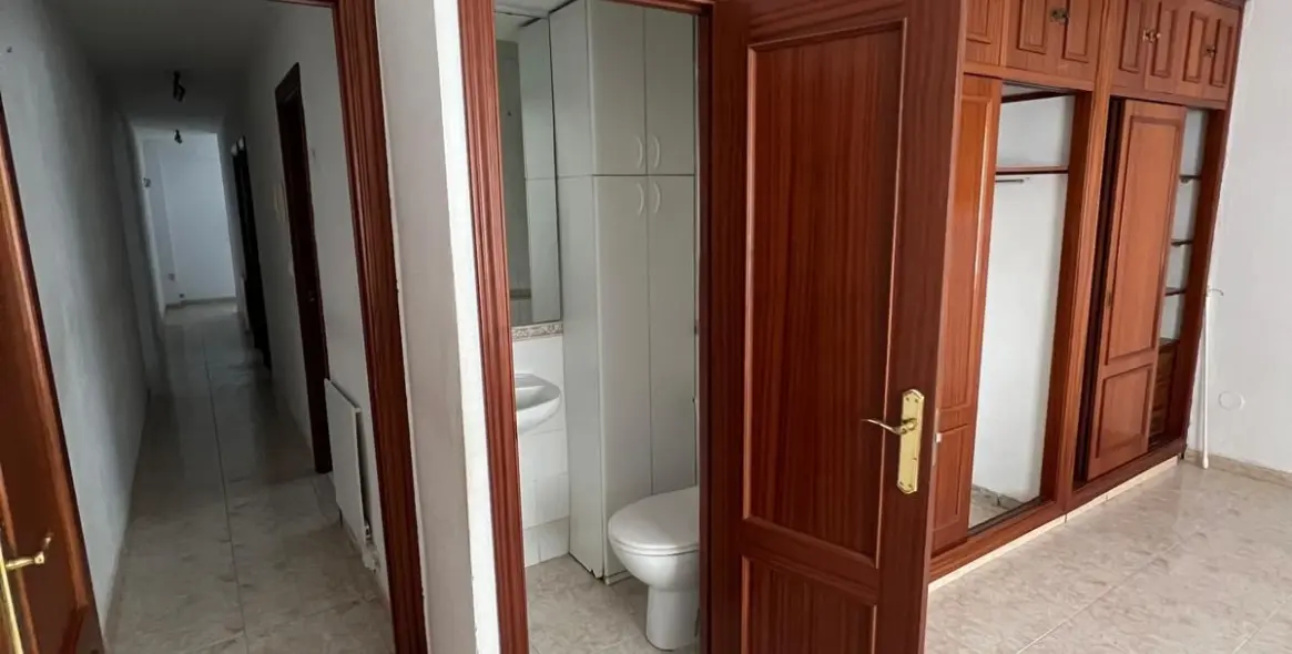 Sale of middle floor apartment in Málaga Centro 8