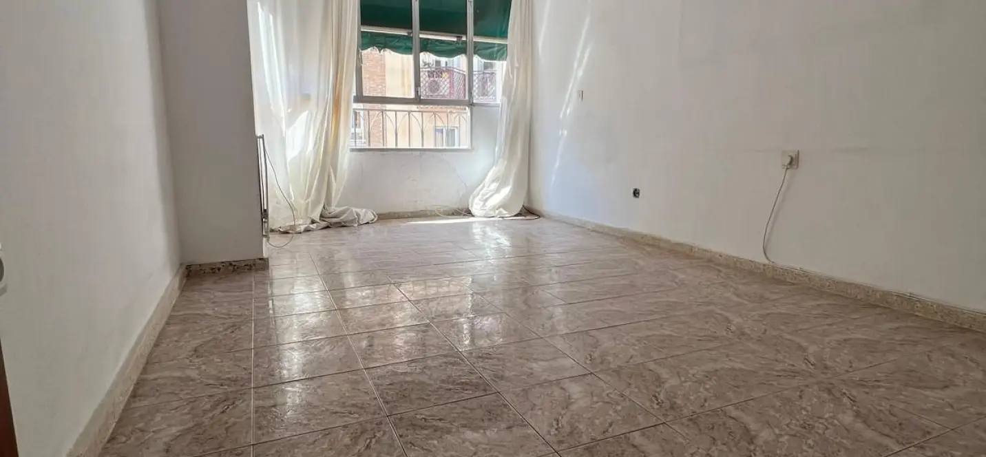 Sale of middle floor apartment in Málaga Centro 0