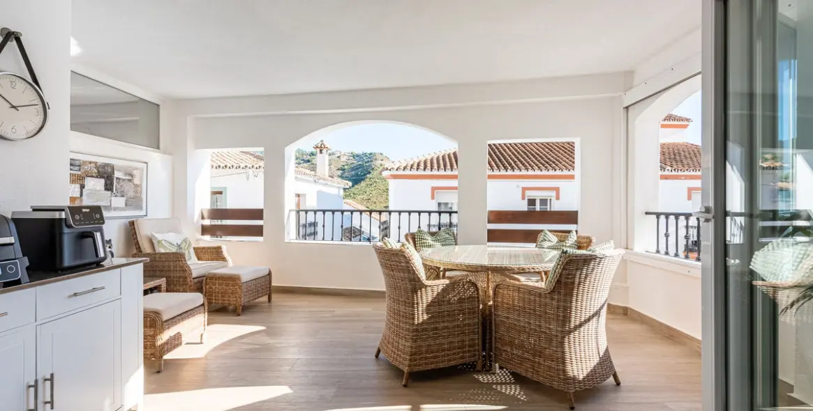 Venta de apartamento en planta media en Benahavís 1