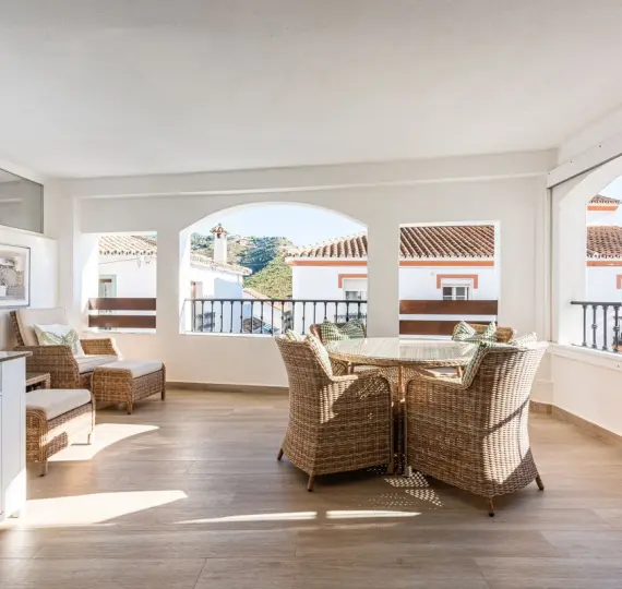 Sale of middle floor apartment in Benahavís