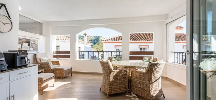 Sale of middle floor apartment in Benahavís 0