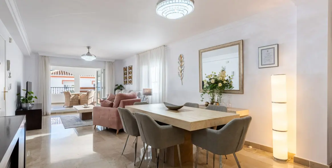 Venta de apartamento en planta media en Benahavís 2