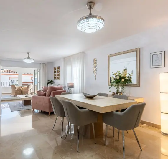 Sale of middle floor apartment in Benahavís