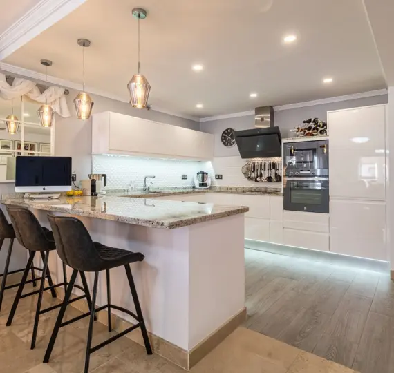 Sale of middle floor apartment in Benahavís