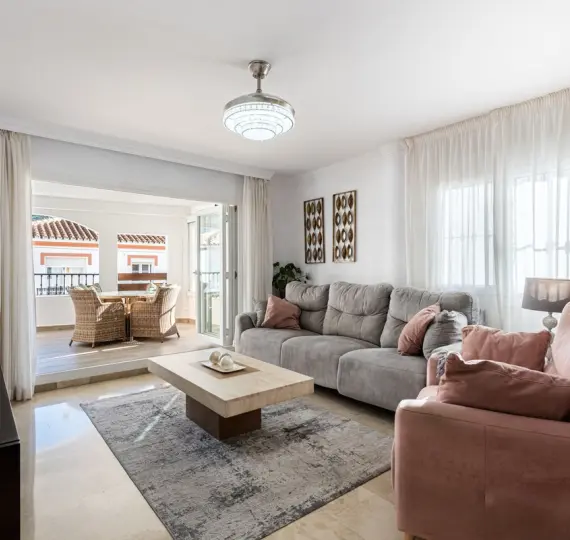 Sale of middle floor apartment in Benahavís