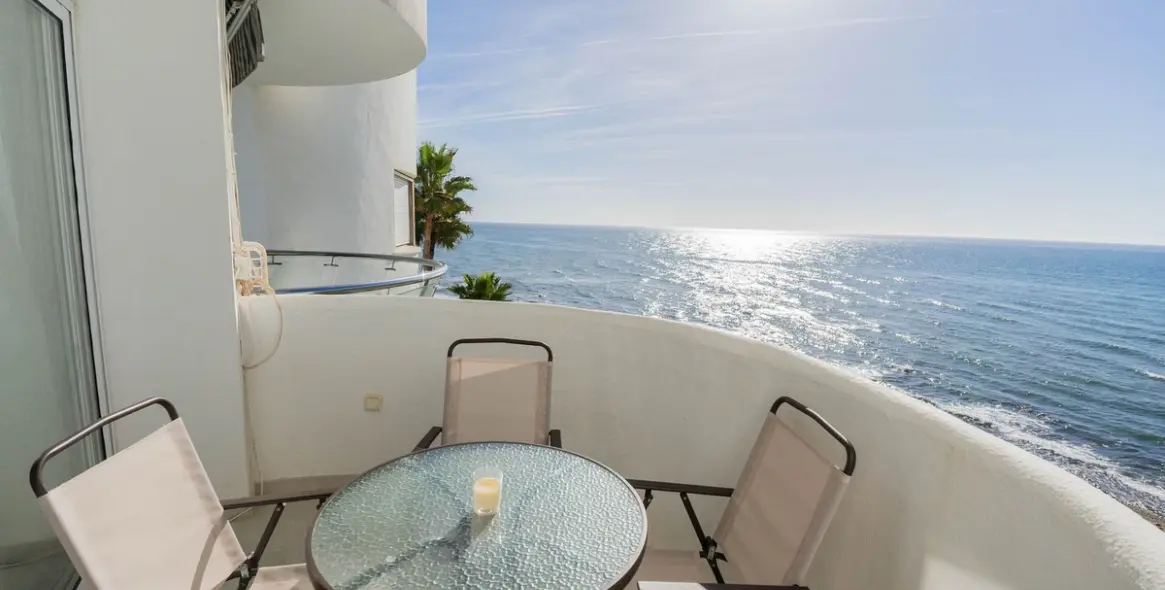 Sale of middle floor apartment in Calahonda 1