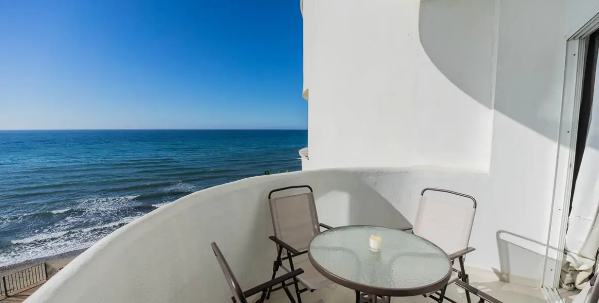 Sale of middle floor apartment in Calahonda 2