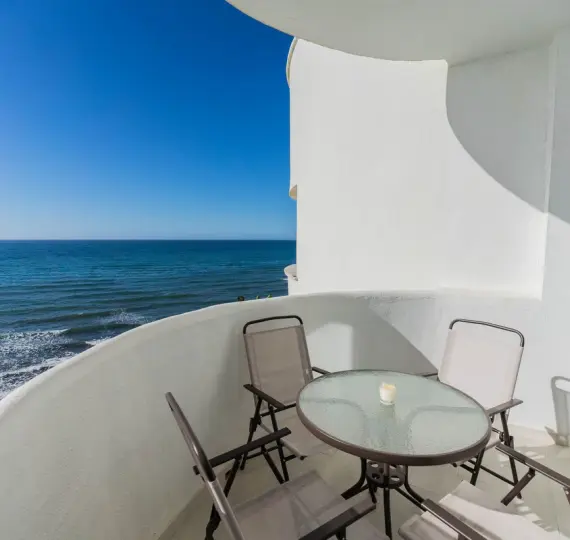 Продажа апартаментов на среднем этаже в Calahonda